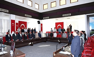 Aksu Belediye Meclisi’nde Erdoğan posteri ve Atatürk sergisi tartışması