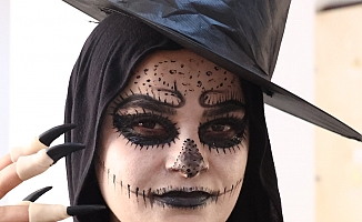 Antalya'da görenleri ‘korkutan' makyaj