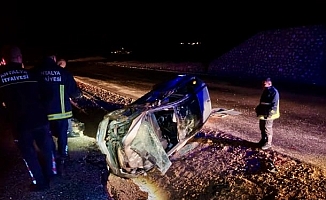 Antalya'da kontrolden çıkan otomobil yan yattı: 3 yaralı