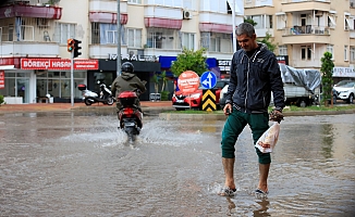 Antalya'da şiddetli yağış ve yıldırımlar etkili oldu