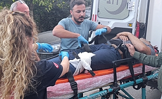 Bacağına saplanan korkuluk demiri ile hastaneye kaldırıldı