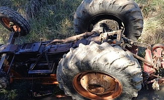 Devrilen traktörün altında kalan sürücü hayatını kaybetti