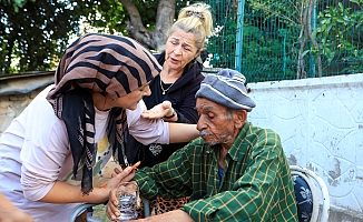 Evde çıkan yangında yaşlı çiftin yardımına komşuları koştu