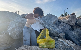 Her gün poşet poşet  topluyor!