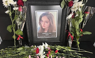 Kazada hayatını kaybeden Şükran'ın sınıfındaki sırasına arkadaşları çiçekler bıraktı