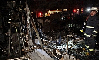 Konyaaltı Sahili'ndeki kafe yanarak küle döndü, 5 yavru köpek telef oldu