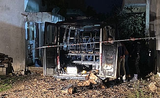 Serik'te park halindeki minibüs alev alev yandı