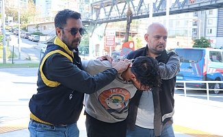 Sokakta bir kadına yumruk atıp, makasla yüzünü yaraladı!