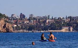 Türkiye’de karla mücadele başlarken, Antalya’da deniz mevsimi devam ediyor