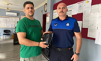 Zabıta ekiplerinin devriye atarken yerde buldukları çanta sahibine teslim edildi