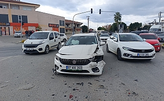Antalya'da 4 araçlı zincirleme kaza: 1 yaralı