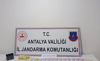 Antalya'da mahalle muhtarı kumar oynatırken yakalandı!