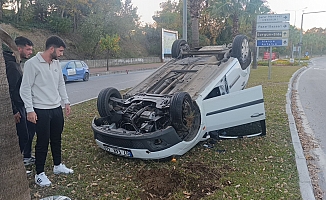  Antalya'da refüje çarpıp ters dönen araçtan ayakta çıktı