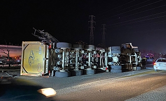  Antalya’da EDS direğine çarpan tır devrildi
