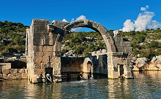 Arkeologların çamur ve suyun içinde bin 850 yıllık antik havuzu gün yüzüne çıkarma çabası