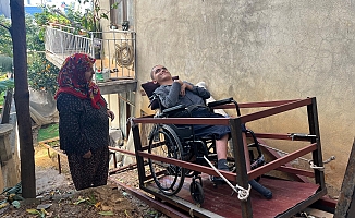 Engelli oğluna eğitimi için hamallık yaparak evine raylı sistem kurdu