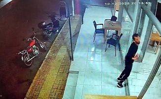 Garson, sildiği camı fark etmeyip yüzünü çarpınca neye uğradığını şaşırdı