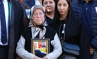 Genç paramedik sigara bahanesiyle gasp edilip öldürüldü; anne duruşmaya oğlunun fotoğrafıyla geldi!