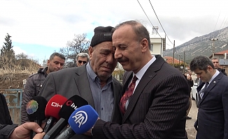 Kayıp baş arama çalışmalarında acılı baba, Vali Erin'e sarılarak gözyaşlarına boğuldu