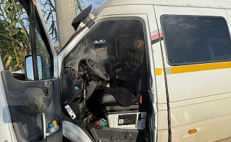 Minibüs elektrik direğine çarptı