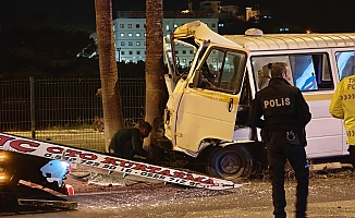 Minibüs refüje çıktı: Alkollü sürücü yaralandı