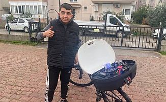 Müzik sevgisini bisikletine taşıdı