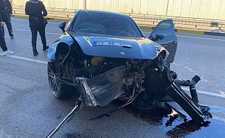Porsche otomobil önce bir araca sonra alt geçit duvarına çarptı