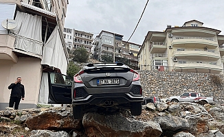 Şarampolde asılı kaldı!