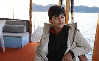 Tekne ile evinden alınıp okula götürülüyor deniz ve kara servisini devlet karşılıyor