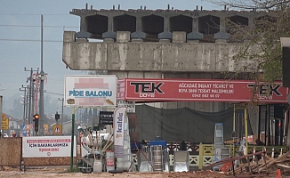 Yapımı devam eden köprülü kavşak inşaatı pideciye takıldı