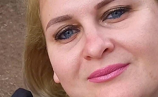 Yolun karşısına geçerken otomobilin çarptığı kadın yaşam mücadelesini kaybetti