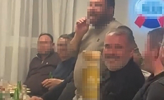 Alkol masasında sela okudular!