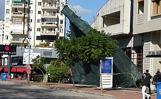 Antalya'da şiddetli rüzgar inşaat iskelesini yerinden söktü