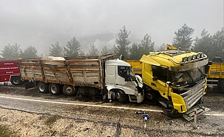 Antalya’da tır ile kamyon kafa kafaya çarpıştı: 1 ölü, 1 ağır yaralı