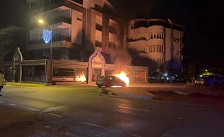 Arızalanan otomobil itilerek çalıştırılmak istenince yandı
