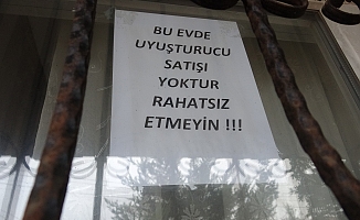 Bağımlılardan bıktı, evini camına "Bu evde uyuşturucu satışı yoktur, rahatsız etmeyin" yazlı not astı