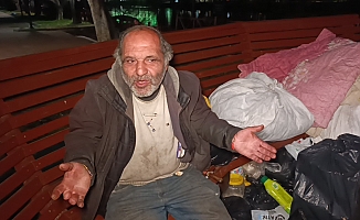  Bankta hayatını sürdüren adam, otelde konaklamayı kabul etmedi