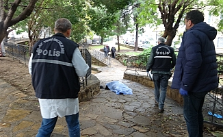  Evinin önündeki parkta ölü bulundu