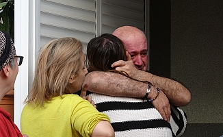  Evleri yanan genç kızı anne ve babası sarılarak teselli etti