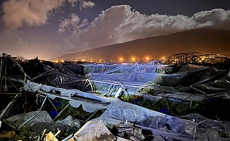 Finike'de hortum seraları yıktı geçti
