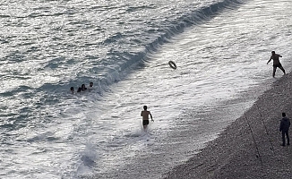 Fırtınalı havada denizde can pazarı