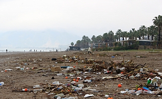Fırtınayla birlikte dalgaların getirdiği çöpler sahilde toplandı