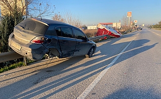 Kaza sonrası bariyerlerde asılı kaldı