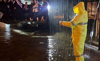 Kemer'de sağanak yağışta mahsur kalanları jandarma kurtardı