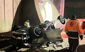  Kontrolden çıkan otomobil tünel girişinde takla attı: 1 yaralı