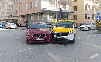 Sağa dönecekti, sola kırdı: kaza kaçınılmaz oldu!