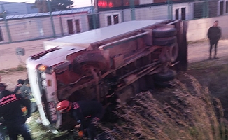  Serik'te devrilen kamyonetin sürücüsü ağır yaralandı!