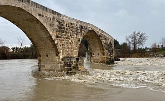 Serik’te Köprüçayı taştı, ırmak kenarındaki restoran su altında kaldı