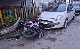 Tesla ile çarpışan motosikletteki 2 kişi metrelerce savruldu