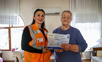 Yaşlı kadının bindiği otobüste unuttuğu cüzdan evine kadar getirilip teslim edildi